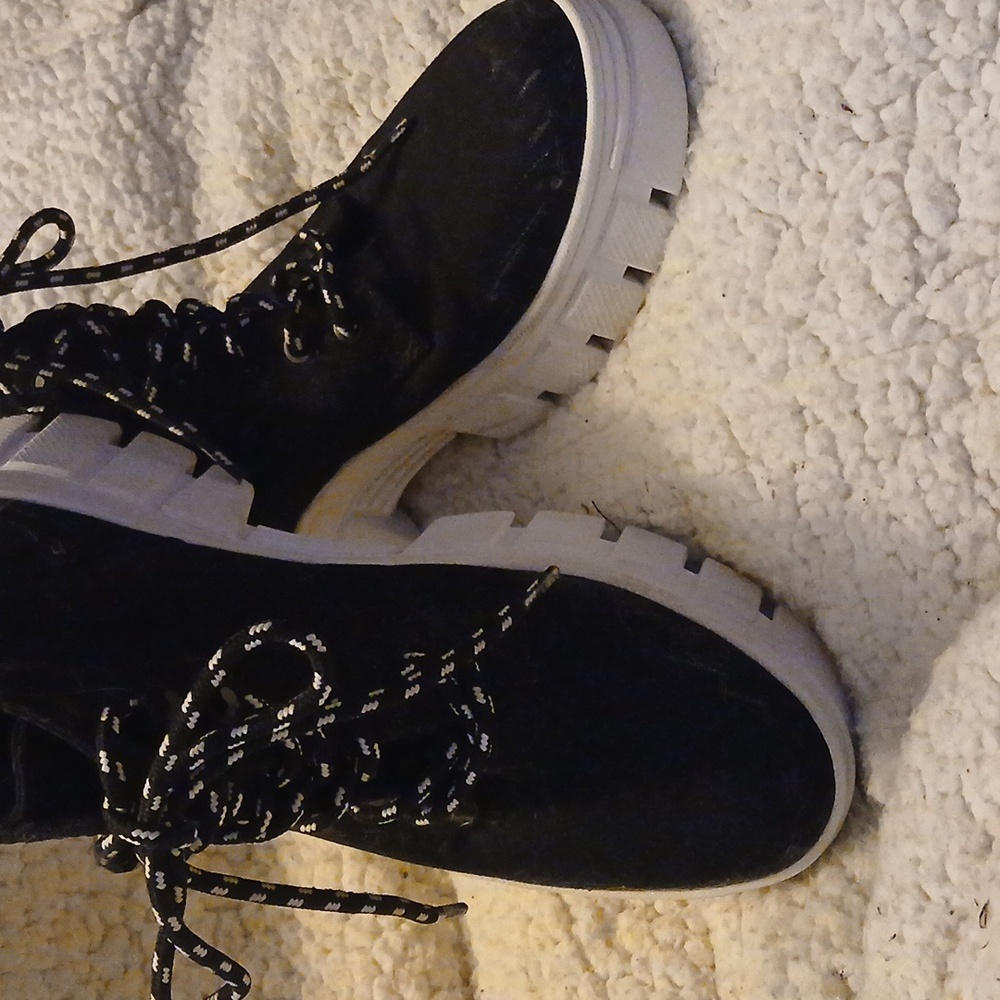 Guess Stylish Black Women's Boots 8.5 - Picture 3 of 9